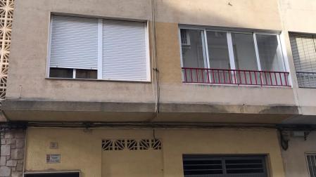 Vivienda de la localidad valenciana de Sueca donde un padre mató este dominto con un cuchillo a su hijo de 11 años