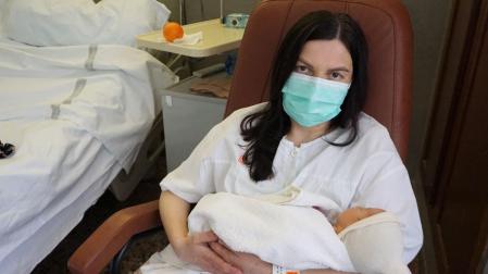 Olha, la mujer ucraniana que huyó de la guerra, junto a su hija Eva en el Hospital Reina Sofía de Tudela