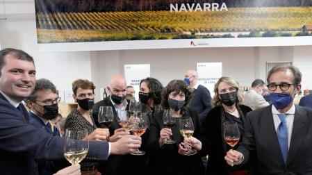 La presidenta de Navarra, María Chivite, y la consejera de Desarrollo Rural y Medio Ambiente, Itziar Gómez, en la feria Barcelona Wine Week