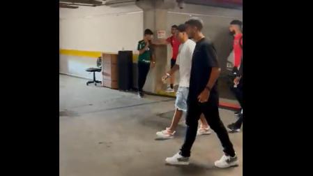 Momento en el que Jonathan Calleri golpea el móvil del aficionado