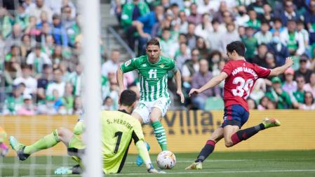 Manu Sánchez trata de despejar el balón ante la presencia de Joaquín. Sergio Herrera sigue la jugada desde el suelo