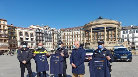 Los agentes de Portugal y Países Bajos, junto con el delegado del Gobierno en Navarra, José Luis Arasti, y el jefe regional de Operaciones de la Jefatura Superior de Policía, Carlos Moreno