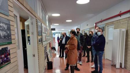 Un momento de la visita de la Comisión de Educación del Parlamento de Navarra al IES Navarro Villoslada de Pamplona