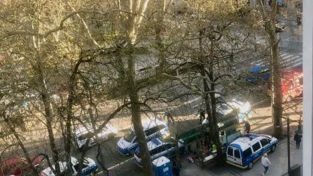 Imagen de los servicios sanitarios atendiendo a una persona en parada cardíaca en Pamplona