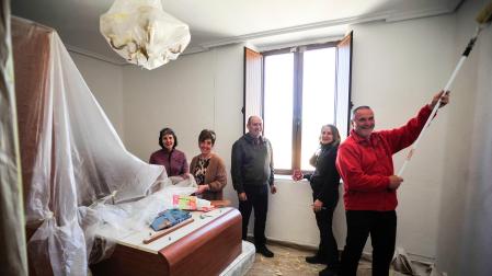 Desde la izquierda, Uxue Hernández, Mirentxu Janices, Javier Leoz (alcalde), Idoia Seco y Ritxar Valencia, ayer en una de las habitaciones