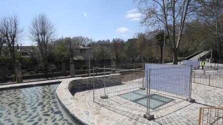 A la izquierda, el antiguo aljibe en el que se depositaba del agua del pozo que, ahora, se ha recubierto con un cristal en la cubierta