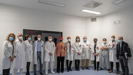 Responsables médicos de la nueva unidad junto con los representantes institucionales en el nuevo quirófano que falta aún por equipar