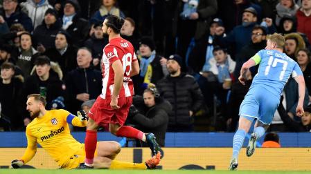 Kevin De Bruyne marca el gol del Manchester City ante la mirada de Jan Oblak, portero del Atlético de Madrid