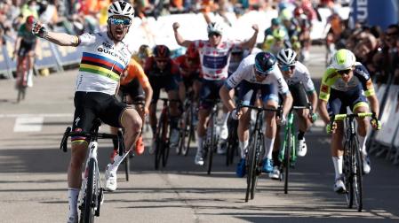 El francés Julian Alaphilippe vence al sprint en la segunda etapa de la 61ª Vuelta al País Vasco, la Itzulia 2022, entre Leitza y Viana