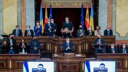 El presidente de Ucrania, Volodimir Zelenski, ha conectado por videoconferencia con el Congreso y se ha dirigido a los diputados y senadores españoles en otro de sus encuentros telemáticos con Parlamentos occidentales para denunciar la invasión rusa.
