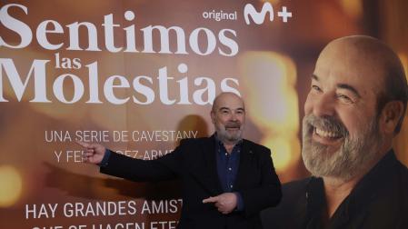 Antonio Resines posa durante la presentación de la serie 'Sentimos las molestias' en el Teatro Real de Madrid