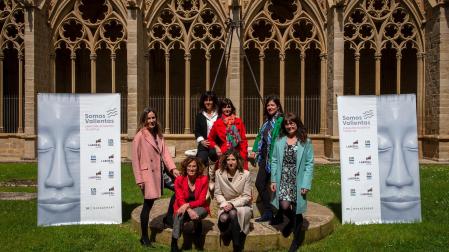 ‘SOMOS VALIENTAS’, EN LA CATEDRAL  De izda. a dcha, delante, Alicia Nicolás, directora comercial de Brandok; Maitane Bueno y Eva Ruiz de Galarreta, directora de zona y directora de oficina de Laboral Kutka, respectivamente, y miembros del jurado; Belén Galindo, responsable de Comunicación del Grupo La Información. Detrás, las periodistas de Diario de Navarra y miembros del jurado: M.Carmen Garde, Marialuz Vicondoa y Sonsoles Echavarren