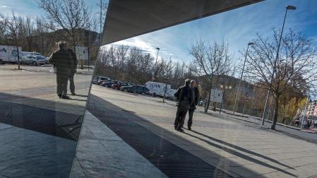 Personas mayores conversan en una calle de Estella, junto al polideportivo de la ciudad