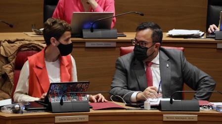 María Chivite y Javier Remírez, en el pleno del Parlamento de Navarra de este jueves