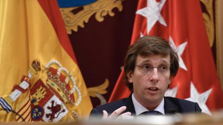 El alcalde de Madrid, José Luis Martínez-Almeida, durante la rueda de prensa celebrada este jueves en la Junta Municipal de Vallecas en Madrid