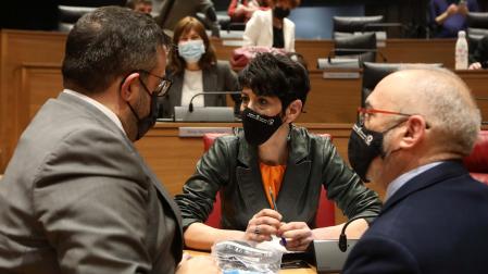 Los consejeros Javier Remírez, Elma Saiz y Juan Cruz Cigudosa conversan en el hemiciclo del Parlamento, antes del inicio del pleno