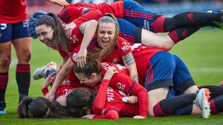 Piña de Osasuna, con Josune, Aitana, María Blanco y Patri Zugasti en el centro, celebrando el gol de Mar Torras al DUX Logroño.