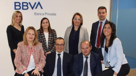De pie, de izquierda a derecha: Nagore Acero, Directora de Centro de Banca de Clientes, Maite Madoz (banquera privada), Maria Elena Navarro (asesora de Patrimonios), Javier San Ildefonso (gestor de Banca Privada).
Sentados, de izquierda a derecha: Blanca Azon (Directora de Banca Privada), Francisco Burriel (banquero privado), Bernardo de Castro (gestor de Banca Privada) y Blanca Lizaur (banquera privada).