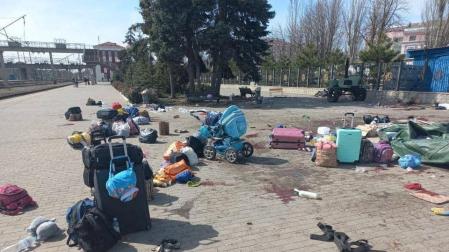 Pertenencias de un grupo de personas que esperaba en la estación de tren en la localidad de Kramatorsk, situada en la región de Donetsk
