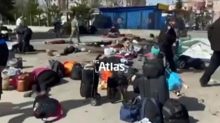 Un vídeo hecho público por el Ministerio de Defensa ucraniano muestra los cuerpos sin vida de decenas de personas en los accesos a la estación de trenes de Kramatorsk tras sufrir el impacto de un misil ruso. Más de 30 personas han muerto y cerca de 100 han resultado heridas.