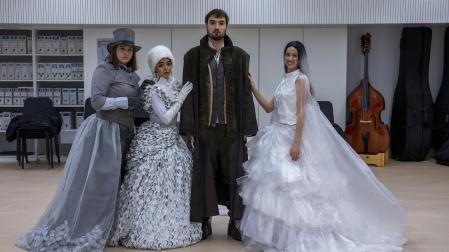 Desde la izquierda: Amaya Arboniés, Olaia Lamata, Álvaro Blasco y Saioa Goñi, posando con el vestuario diseñado por Edurne Ibáñez.