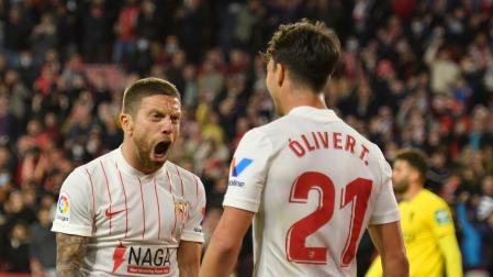El centrocampista del Sevilla Papu Gómez (i) celebra con Oliver Torres tras marcar el cuarto gol ante el Granada, durante el partido de Liga en Primera División ante el Sevilla
