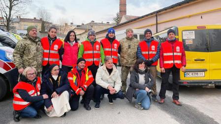 Representantes del clúster SOS Ucranian entregaron dos ambulancias en Leopolis