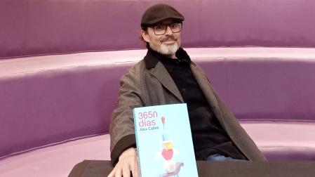 Alex Cabré, con su libro, en la librería Elkar