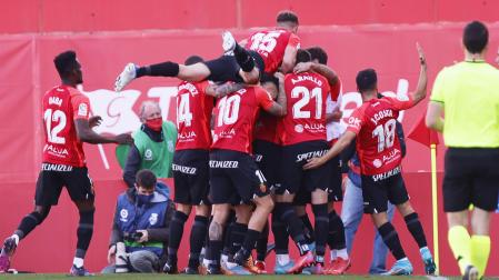 Piña de los jugadores del Mallorca tras el tanto anotado desde los once metros por Muriqi