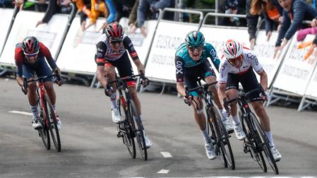 El corredor del Cofidis, Ion Izagirre (d), se proclama vencedor en el alto de Arrate, durante la sexta etapa de la Itzulia