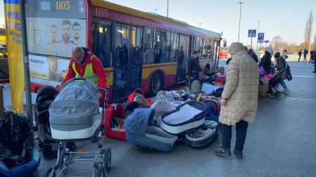 opa y cochecitos de bebé, al salir de la estación. En la calle, frente a la estación de tren de Varsovia, los refugiados que llegan de Ucrania encuentran ropa y cochecitos de bebé que han depositado allí voluntarios. Pueden coger y llevarse lo que necesiten. Según explica el bombero Xabier Luna, esta misma escena se repite desde el 24 de febrero en muchos rincones de esta ciudad, la capital de Polonia