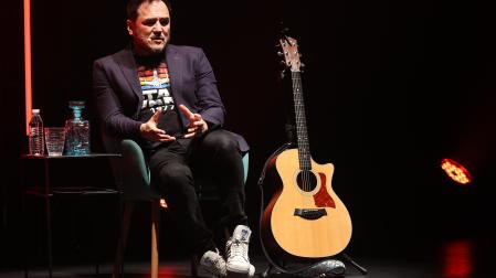 Ismael Serrano, en una de las entrevistas ficcionadas que combinó con las canciones.