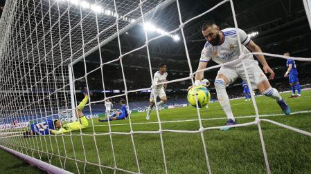 Karim Benzdema recoge el balón del fondo de las redes tras el tanto de Casemiro