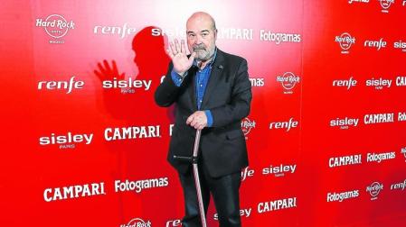 El actor Antonio Resines se apoya en una muleta en una de sus últimas apariciones