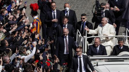 El papa Francisco saluda a la multitud en la plaza de San Pedro del Vaticano