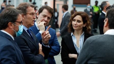 El presidente de Galicia, Núñez Feijoo (2i), junto al presidente de Castilla y León, Alfonso Fernández Mañueco (3i), y la presidenta de la Comunidad de Madrid, Isabel Díaz Ayuso (d)