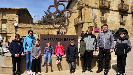 El matrimonio de Olena y Vitaliy, ayer junto a sus siete hijos en San Martín de Unx. De izda. a dcha.: Sasha, de 12 años, Yaroslava (10), Daniel (7), Ania (3), Elisey (7), Kolia (17) e Iliya (11)
