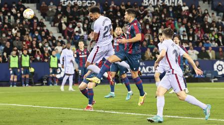 Aubameyang remata de cabeza para poner el 1-1 en el marcador