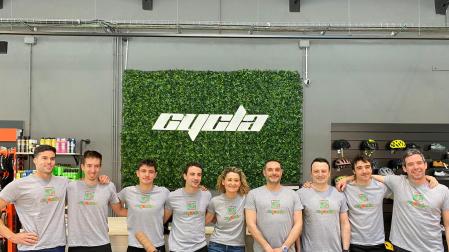 El equipo de Cycla Bikes, en la tienda tienda de Ansoain