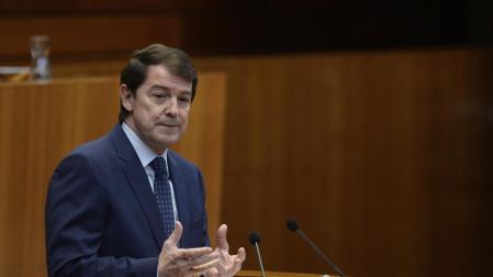 El presidente en funciones de la Junta de Castilla y León, Alfonso Fernández Mañueco, del PP, durante el debate de investidura