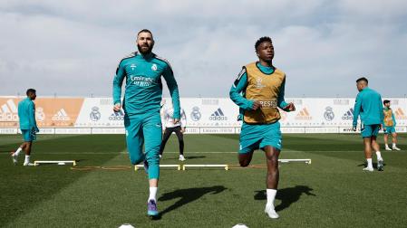 Benzema y Vinicius durante una sesión de entrenamiento previa al duelo contra el Chelsea