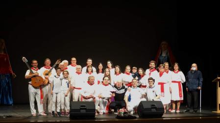 Josu Hernández, rodeado de artistas y amigos que se dieron cita el pasado 9 de abril en el Teatro de Ansoain.