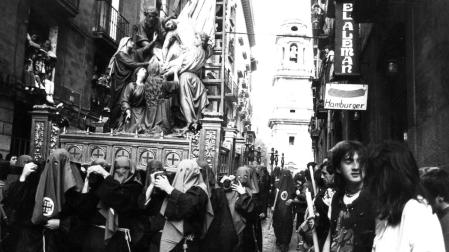 Paso del Descendimiento en la procesión de Viernes Santo en Pamplona, 1986