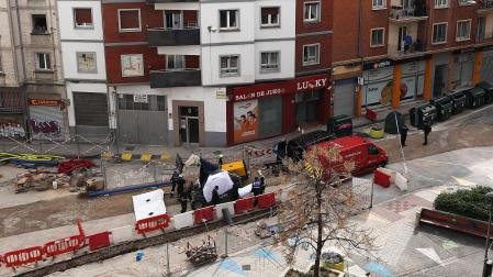 Vista aérea de la zona donde se podujo el accidente con los cuerpos de seguridad trabajando