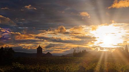 El sol se impone con fuerza en el paisaje, sobre el Monasterio de Irache