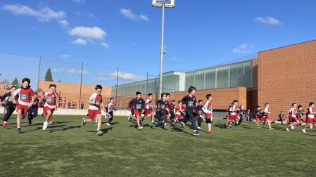 Un grupo de escolares, durante una de las carreras del cross solidario en Irabia-Izaga