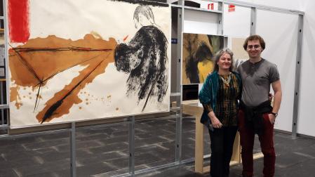 Ángela Moreno y su hijo Julen Villarreal Moreno, junto a un autorretrato del artista
