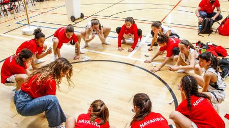 El minibasket femenino calienta en pista con Irina Fuentes, la fisio
