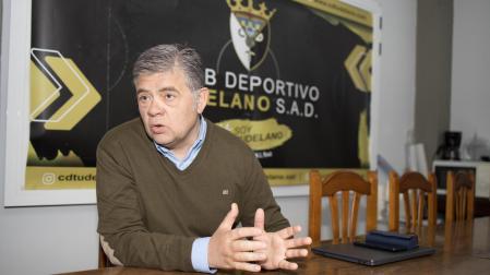 José Luis Pérez Lizar habla durante la entrevista en la oficina del estadio Ciudad de Tudela