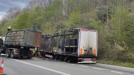 Camión incendiado entre Zozaya y Almandoz